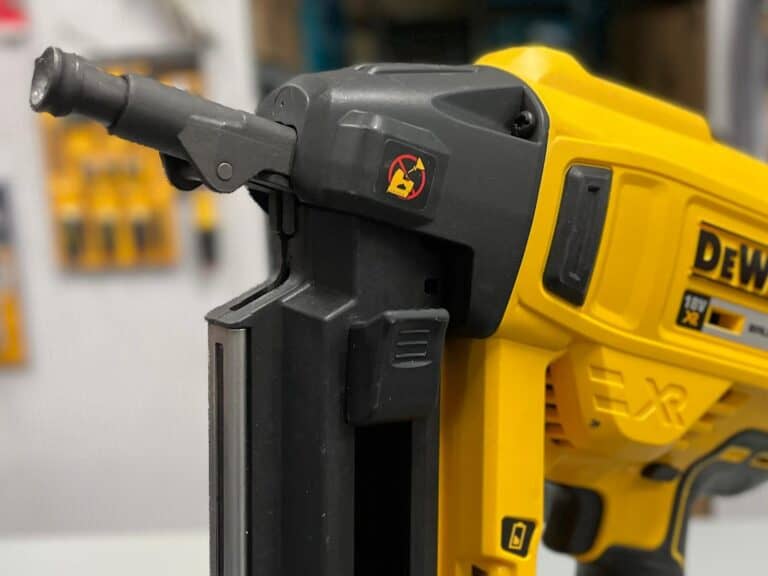 אקדח מסמרים 18/20V DeWalt XR לבטון/מתכת DCN890