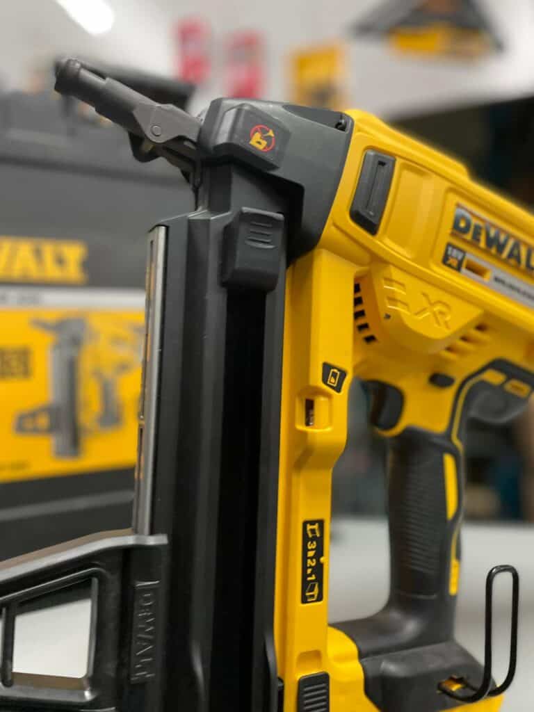 אקדח מסמרים 18/20V DeWalt XR לבטון/מתכת DCN890