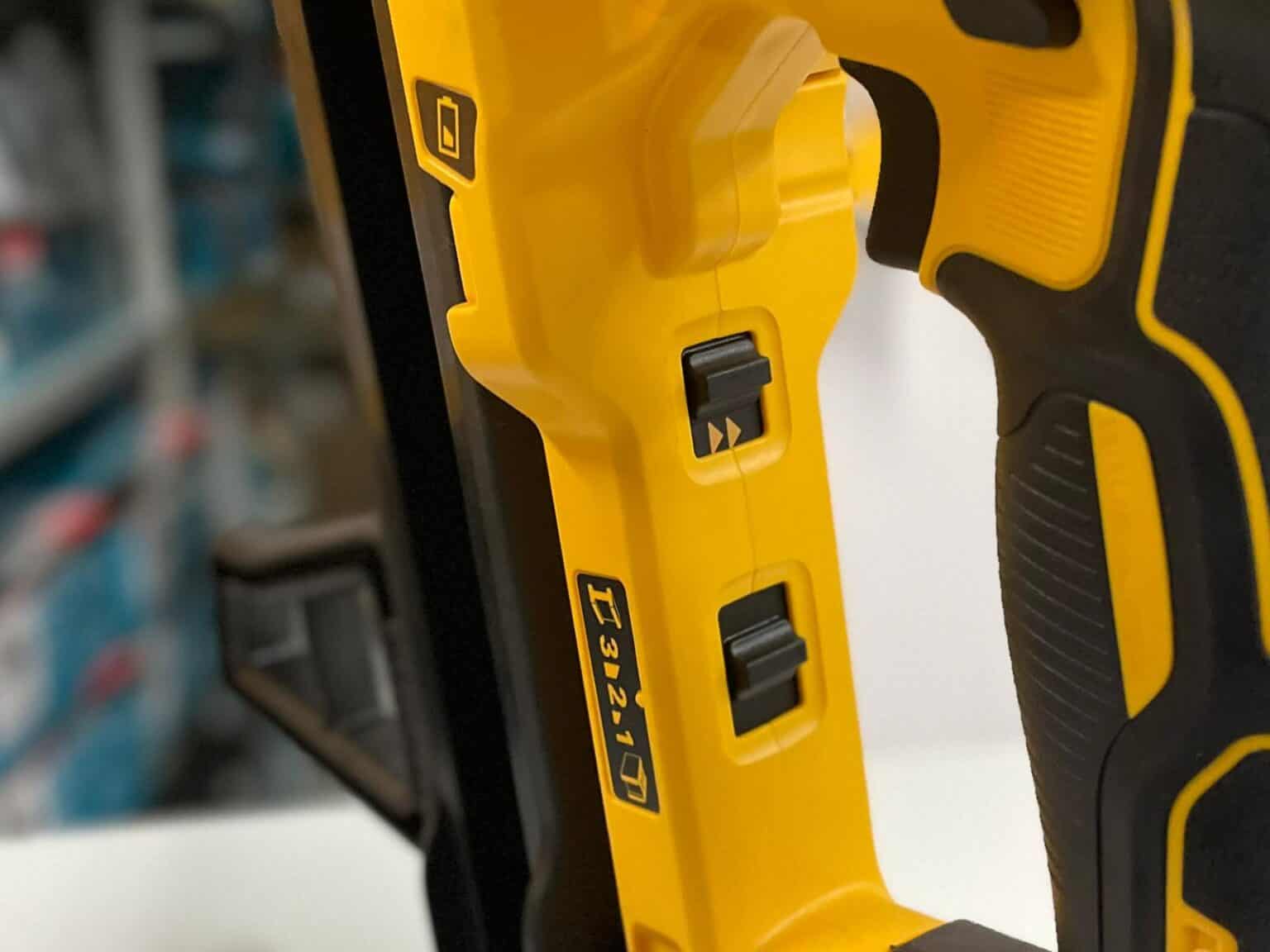 אקדח מסמרים 18/20V DeWalt XR לבטון/מתכת DCN890