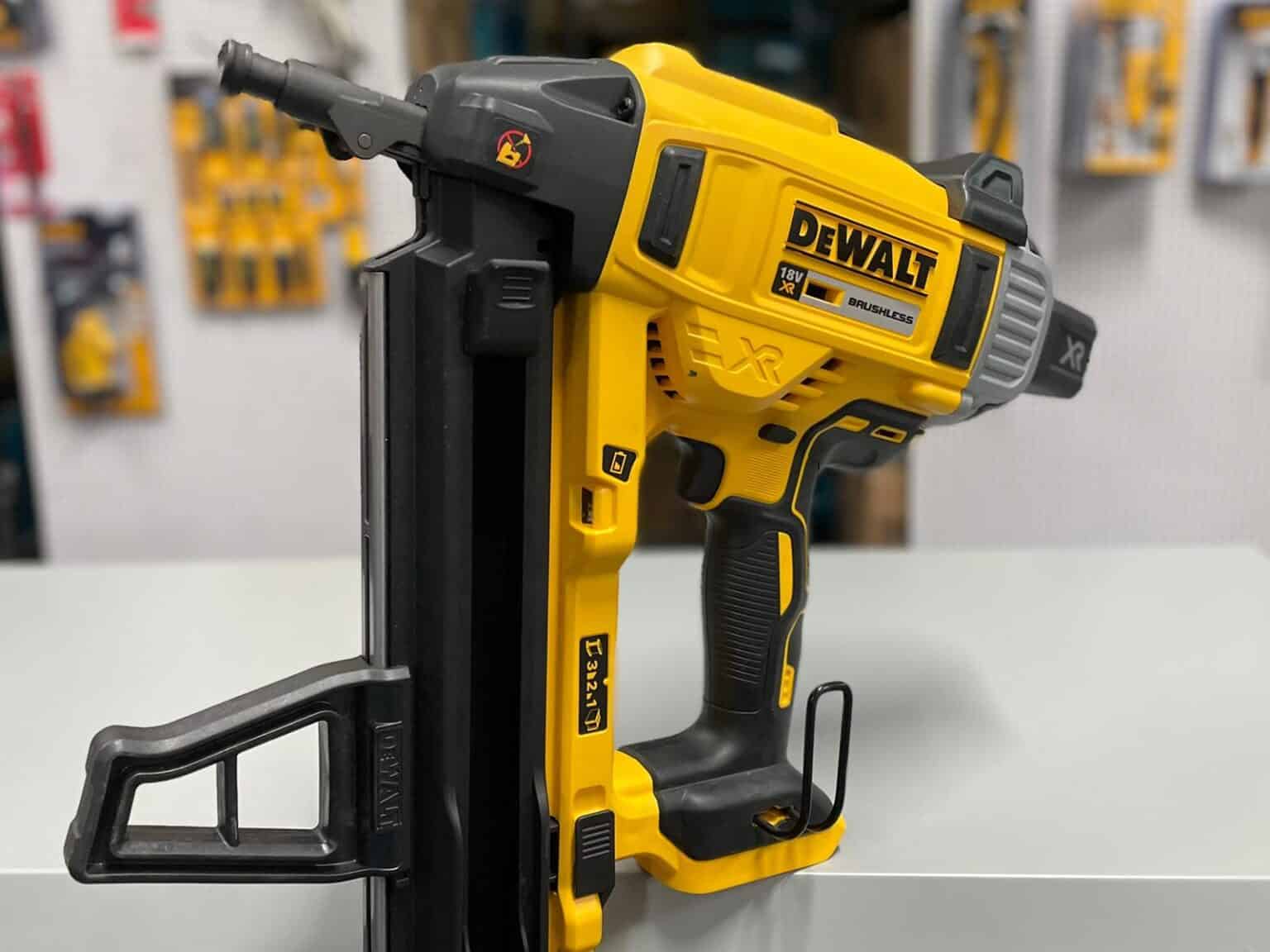 אקדח מסמרים 18/20V DeWalt XR לבטון/מתכת DCN890
