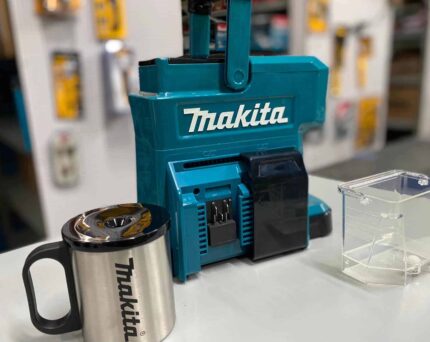 מכונת קפה 12/14.4/18V DCM501 P1 Makita עובד על כלל הסוללות נטען מיועד לעבודה אינטנסיבית. אין צורך במסנני נייר רק קפה טחון או פדים