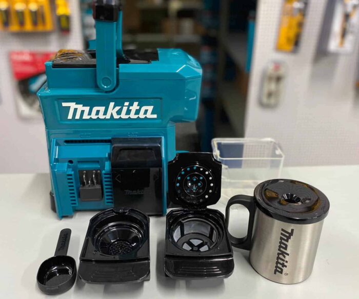 מכונת קפה 12/14.4/18V DCM501 P1 Makita עובד על כלל הסוללות נטען מיועד לעבודה אינטנסיבית. אין צורך במסנני נייר רק קפה טחון או פדים