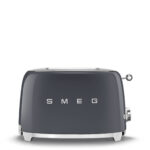 מצנם מבית SMEG סמג דגם TSF01GREU טוסטר SMEG TSF01 הוא תוספת מלוטשת ומסוגננת לכל מטבח. עם עיצוב רטרו וקונסטרוקציית נירוסטה עמידה, טוסטר זה לא רק מושך את העין אלא בנוי להחזיק מעמד. הוא כולל שני חריצים רחבים במיוחד שיכולים להכיל מגוון גדלים וצורות לחם, כולל בייגלה ולחם בפריסה עבה. אפור צפחה